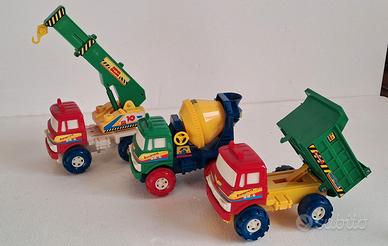 tre camion giocattolo da cantiere