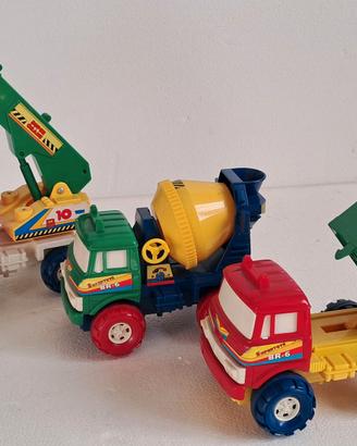 tre camion giocattolo da cantiere