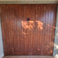 Portone da garage con finiture in legno coibentato