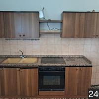 cucina con elettrodomestici  piano in marmo