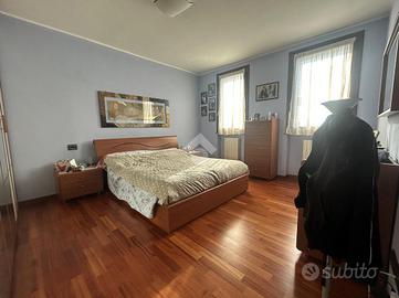 VILLA A SCHIERA D'ANGOLO A CREMA