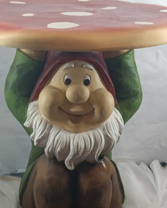 Tavolo da giardino a  forma di gnomo. 