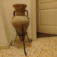 Anfora in terracotta con base in ferro battuto