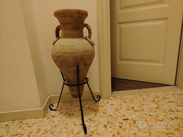 Anfora in terracotta con base in ferro battuto