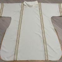 Dalmatica bianca con passamaneria rete oro