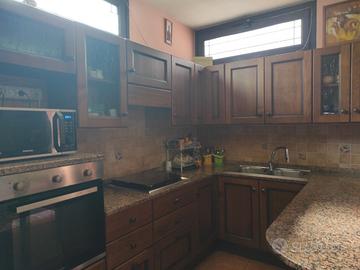 Cucina con bancone e  piano in marmo