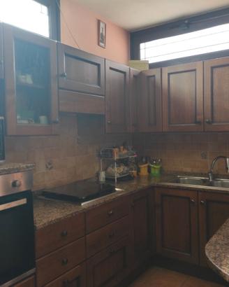 Cucina con bancone e  piano in marmo