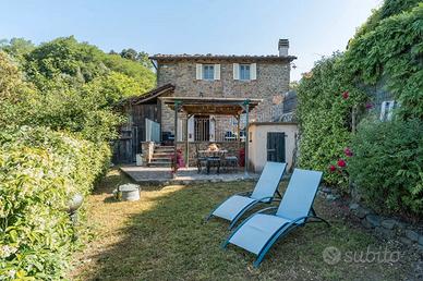 Casa immersa nella campagna di Lucca
