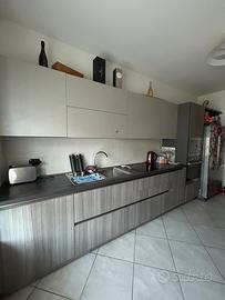 Cucina di produzione artigianele con tavolo