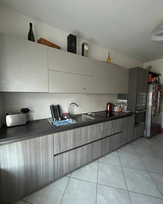 Cucina di produzione artigianele con tavolo