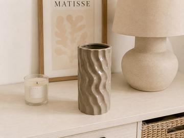 Vaso decorativo in ceramica beige effetto ondulato