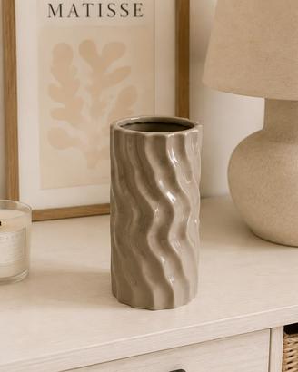Vaso decorativo in ceramica beige effetto ondulato