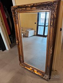 Specchio con cornice dorata 