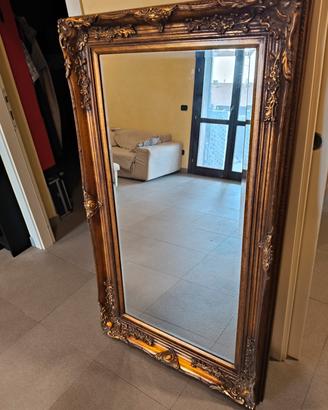 Specchio con cornice dorata 