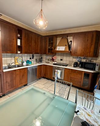 Cucina angolare in legno