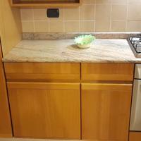 Cucina in legno massello con tavolo e sedie