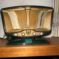 Riproduzione di famosa radio d’epoca francese