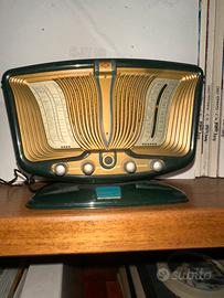 Riproduzione di famosa radio d’epoca francese