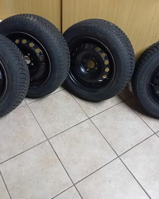 ruote con cerchioni antineve 