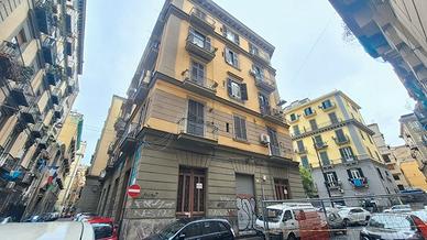 Ad. Piazza Nicola Amore - 4 vani e servizio