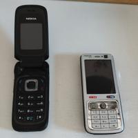 2 Telefoni  Nokia e 2 caricabatterie Nokia e Apple