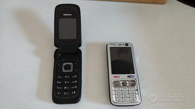 2 Telefoni  Nokia e 2 caricabatterie Nokia e Apple