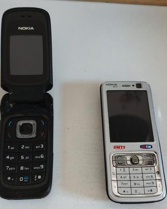 2 Telefoni  Nokia e 2 caricabatterie Nokia e Apple