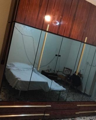  armadio completo tavolo rotondo e comodino