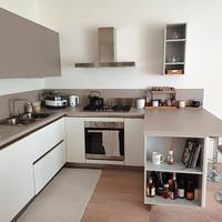 Cucina moderna con penisola + elettrodomestici