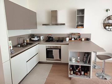 Cucina moderna con penisola + elettrodomestici