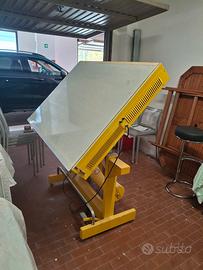 tavolo luminoso con sgabello