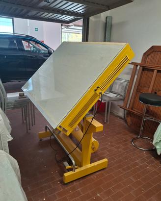 tavolo luminoso con sgabello