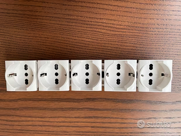 BTicino Livinglight-Prese schuko bipasso bianche