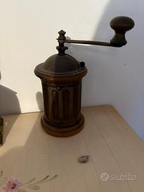 Macinino da caffè antico