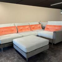 divano con penisola e pouf in velluto