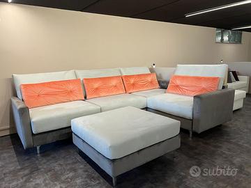 divano con penisola e pouf in velluto