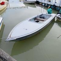 barca con motore fuoribordo