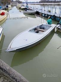barca con motore fuoribordo