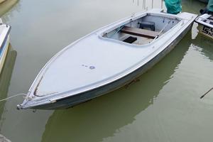 barca con motore fuoribordo