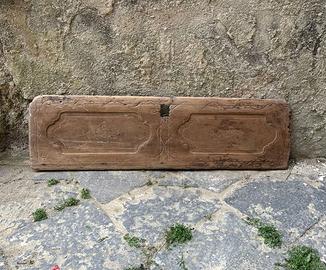 Antico sportello in legno noce intagliato a mano