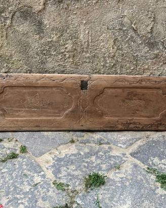 Antico sportello in legno noce intagliato a mano