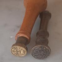 Coppia di antichi sigilli