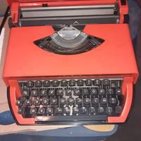 Macchina da scrivere vintage rossa