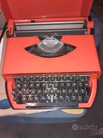 Macchina da scrivere vintage rossa