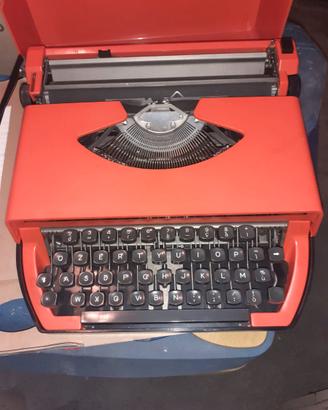 Macchina da scrivere vintage rossa