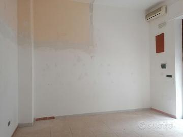 604637 Magazzino Crotone-Centro x Uff. o Attività