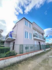 Palazzo / Stabile di 260 m² con 3 locali a Sciscia
