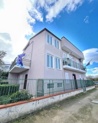 Palazzo / Stabile di 260 m² con 3 locali a Sciscia