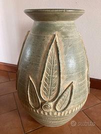 Vaso in terracotta verde con foglie