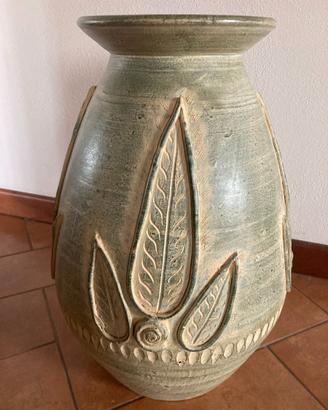Vaso in terracotta verde con foglie